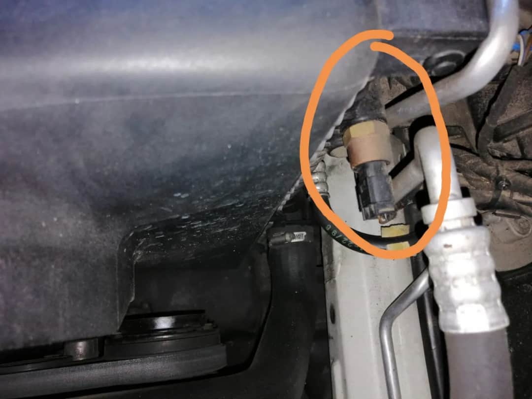 Gdzie jest czujnik temperatury silnika w BMW E39 - uniknij problemów z silnikiem