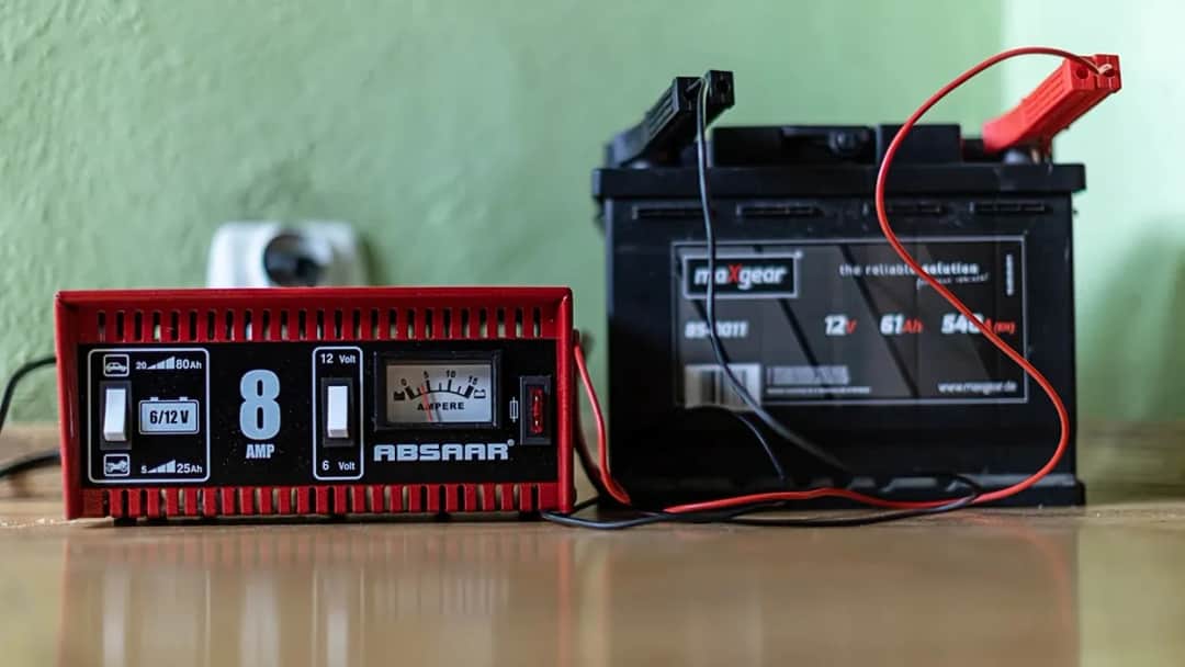 Prostownik inwertorowy czy transformatorowy – co wybrać, by zaoszczędzić?