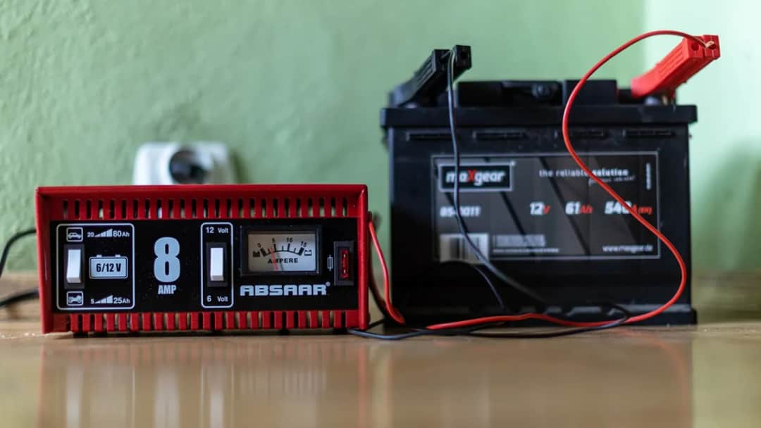 Ile powinien wskazywać prostownik, aby uniknąć problemów z akumulatorem?