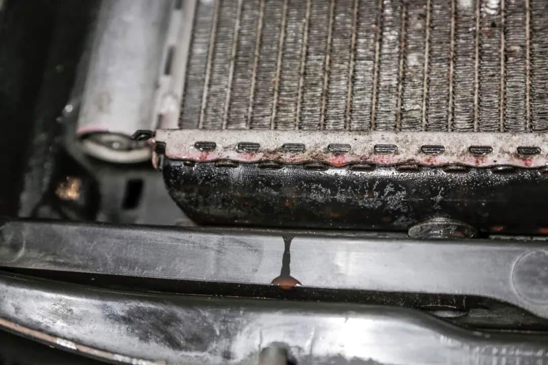 Skuteczne sposoby na to, czym zakleić dziurę w chłodnicy i uniknąć kosztów