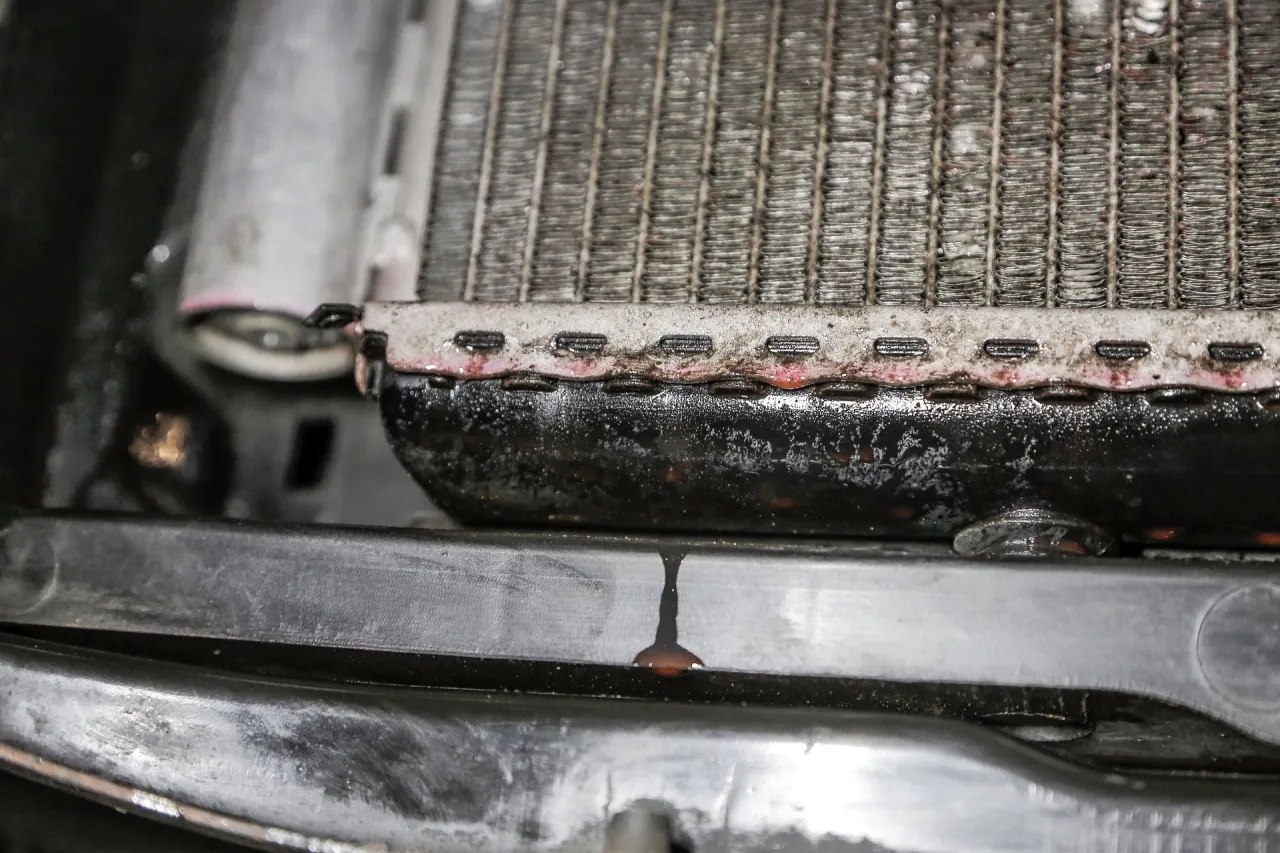 Skuteczne sposoby na to, czym zakleić dziurę w chłodnicy i uniknąć kosztów