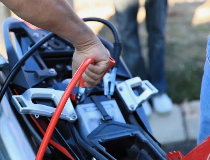 Jak naładować akumulator w skuterze bez prostownika - sprawdzone metody