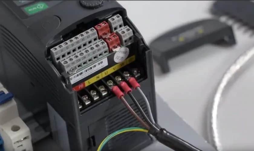 Jak podłączyć silnik 3 fazowy na 230V bez ryzyka uszkodzenia