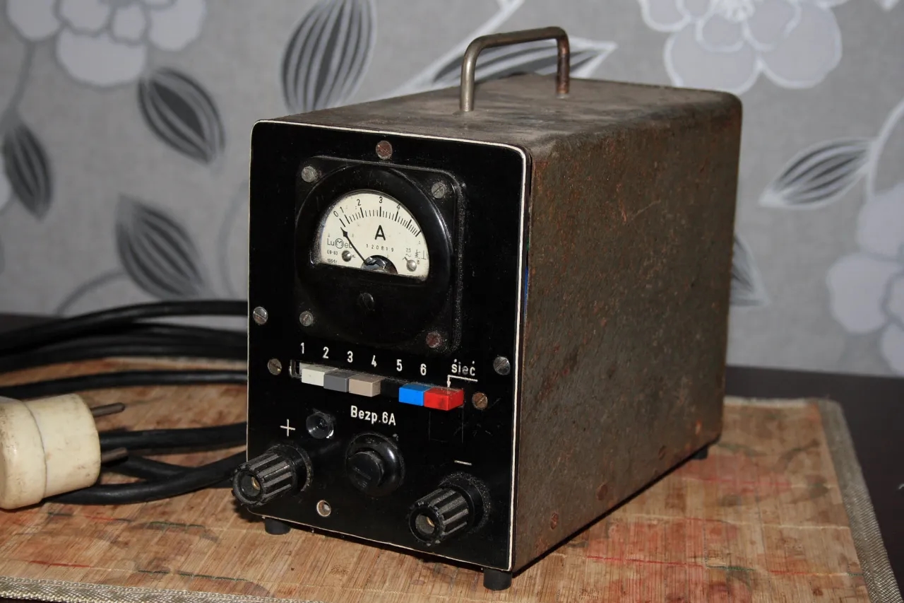 Co oznaczają diody na prostowniku? Kluczowe informacje i wskazówki