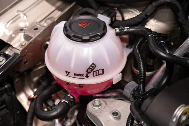 Jak wylać płyn z chłodnicy bez ryzyka oparzeń i problemów