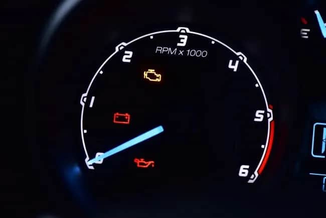 Jak sprawdzić ciśnienie oleju w silniku i uniknąć kosztownych napraw