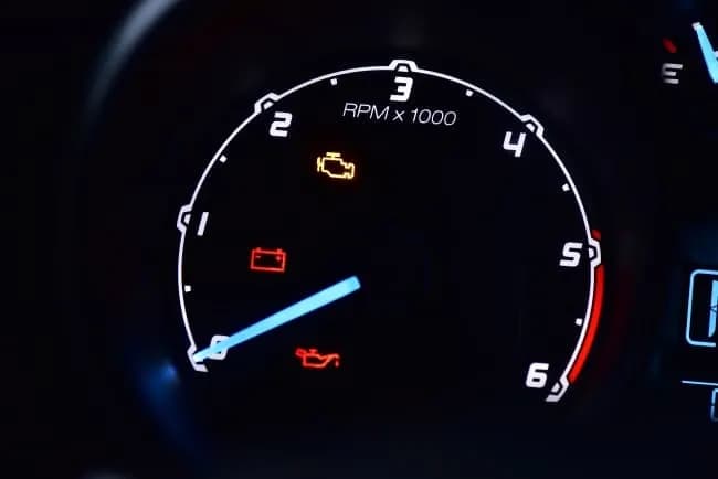 Jak sprawdzić ciśnienie oleju w silniku i uniknąć kosztownych napraw