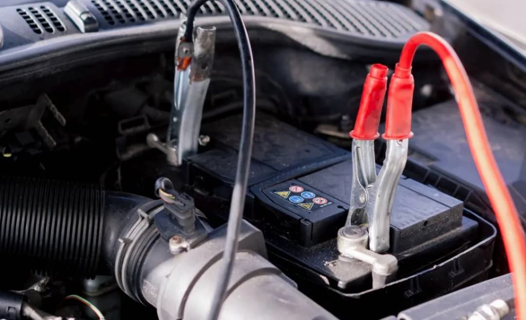 Jak podłączyć klemy od prostownika - uniknij błędów i zagrożeń