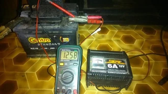 Jak oszukać prostownik automatyczny i naładować martwy akumulator