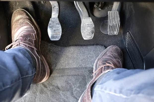 Jak trzymać nogę na sprzęgle, by uniknąć kosztownego zużycia?