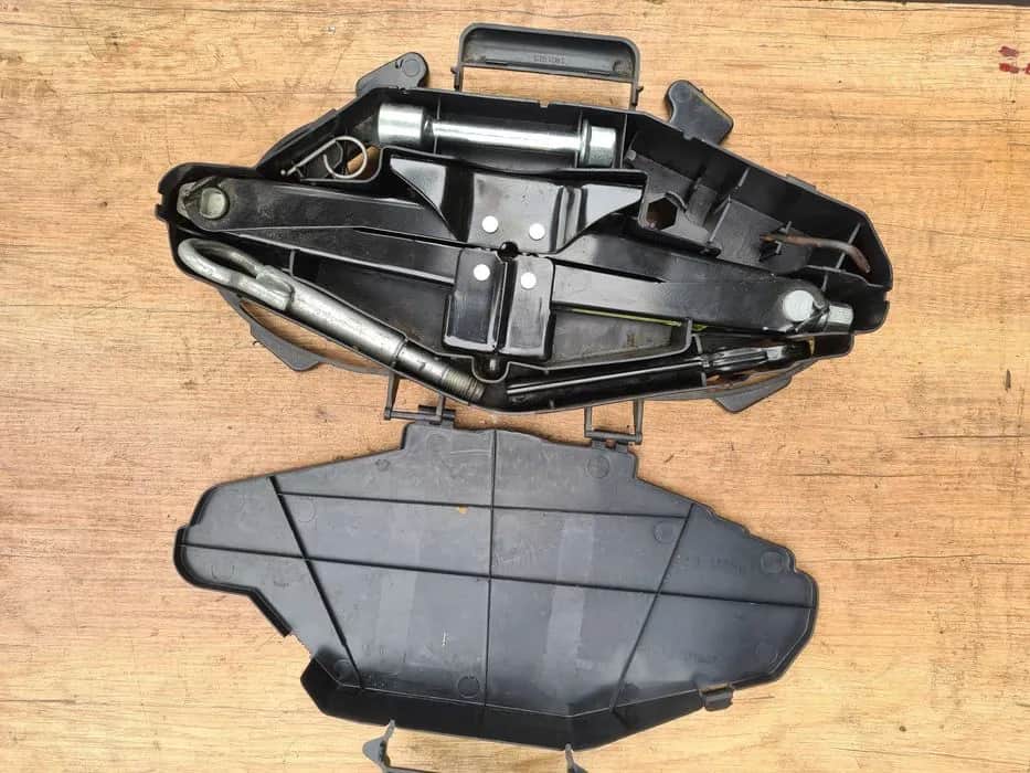 Gdzie jest lewarek w Renault Trafic? Sprawdź, gdzie go znaleźć