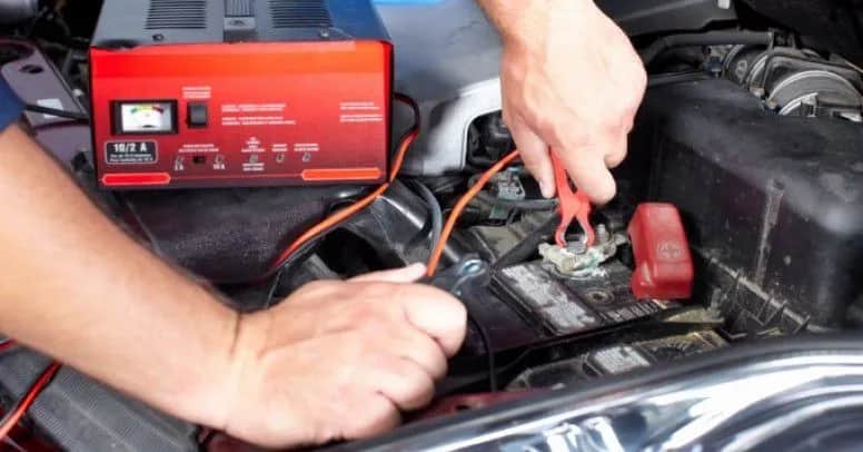 Do czego służy prostownik i jak skutecznie ładować akumulatory