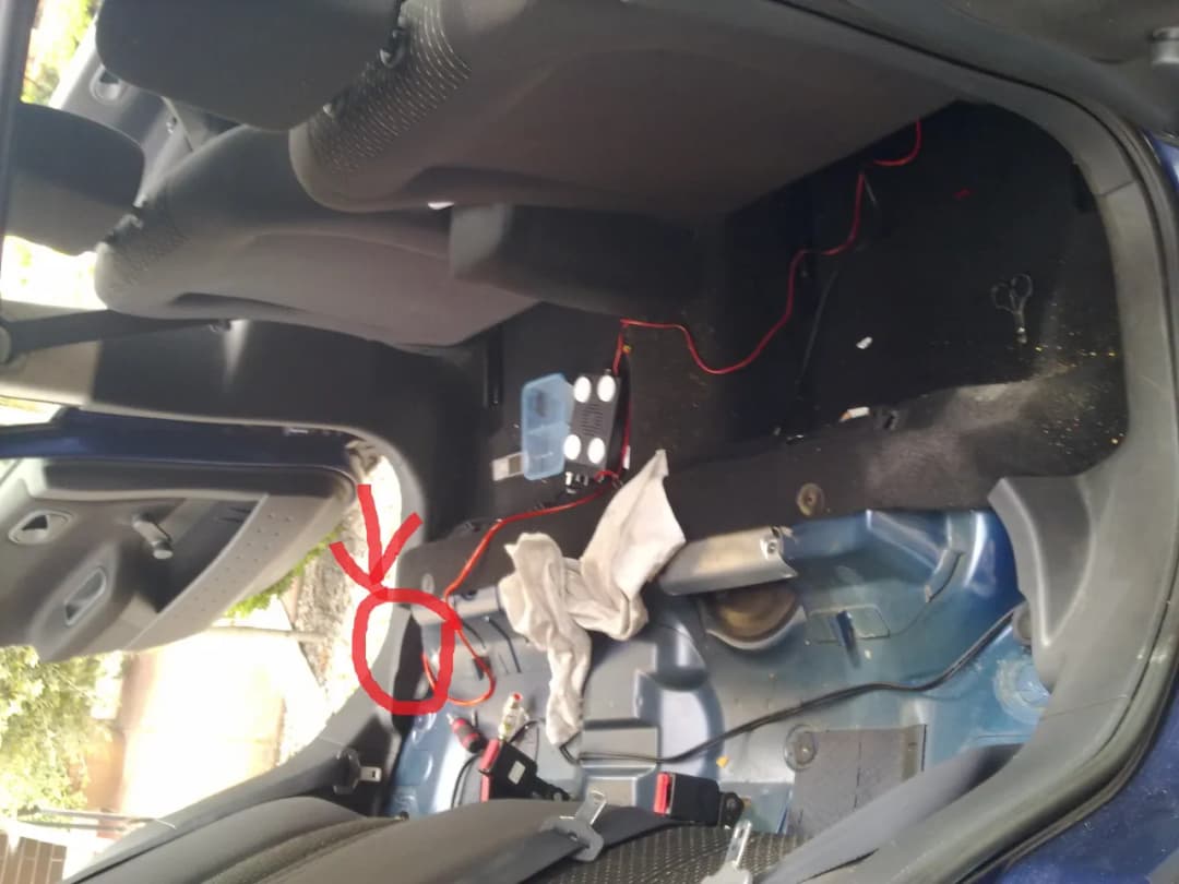 Jak przeciągnąć kabel z komory silnika do kabiny bez problemów