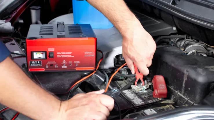 Jakim prostownikiem ładować akumulator żelowy, aby uniknąć uszkodzeń?