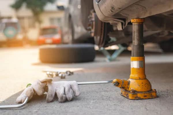Jak podnieść auto na lewarku bezpiecznie i uniknąć błędów
