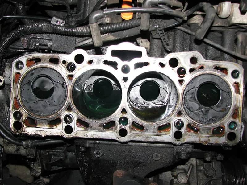 Czym wyczyścić blok silnika pod uszczelkę, aby uniknąć uszkodzeń?