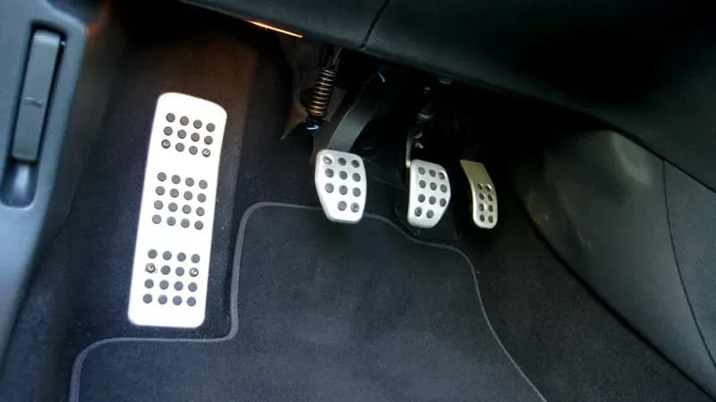 Jak puszczać sprzęgło żeby nie szarpało - uniknij zgaśnięcia silnika