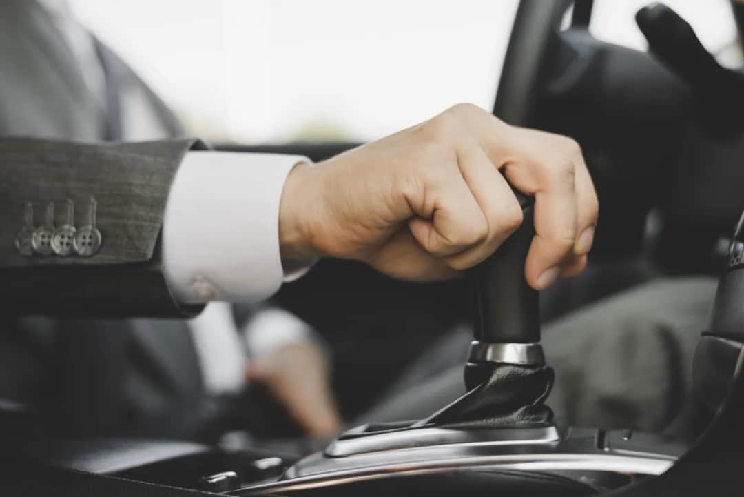 Na czym polega hamowanie silnikiem i jak uniknąć kosztownych błędów