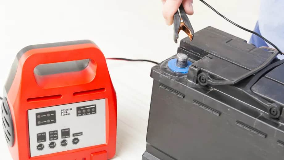 Gdzie kupić prostownik do akumulatora? Sprawdzone miejsca i oferty