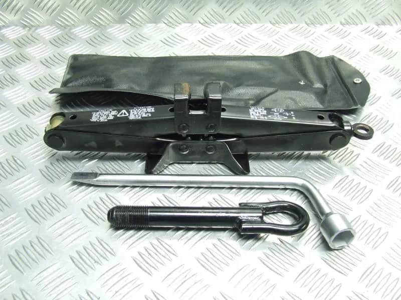 Gdzie jest schowany lewarek w toyocie yaris? Znajdź go łatwo!