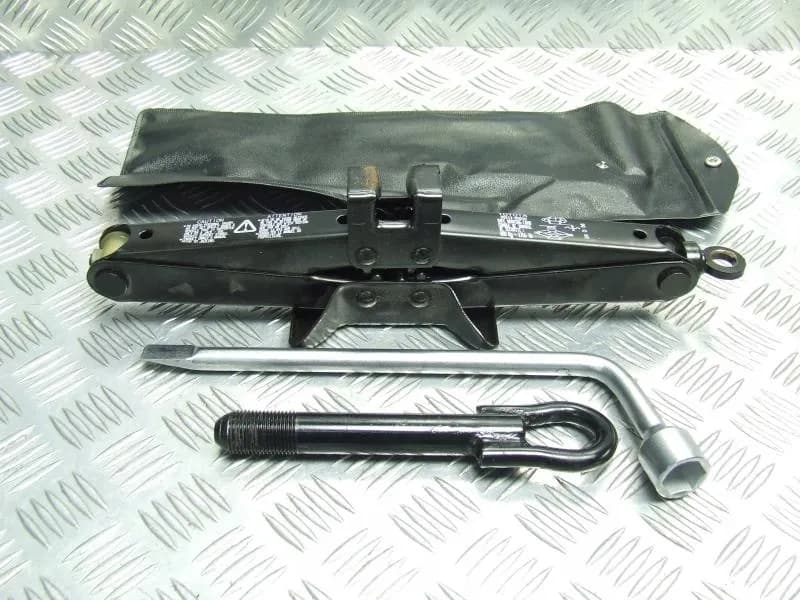 Gdzie jest schowany lewarek w toyocie yaris? Znajdź go łatwo!