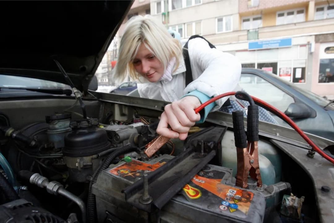 Jakie napięcie prostownika wybrać, aby nie uszkodzić akumulatora?