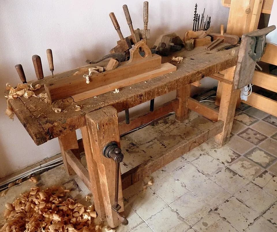 Warsztat czy warsztaty: odkryj kluczowe różnice i zastosowania