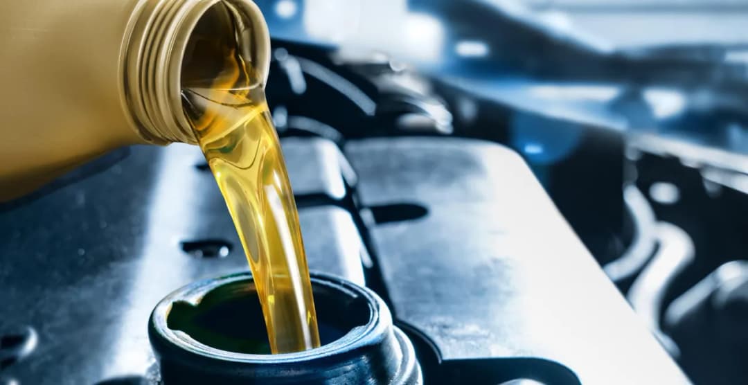 Dolewka oleju na zimnym czy ciepłym silniku - co wybrać, aby uniknąć problemów?